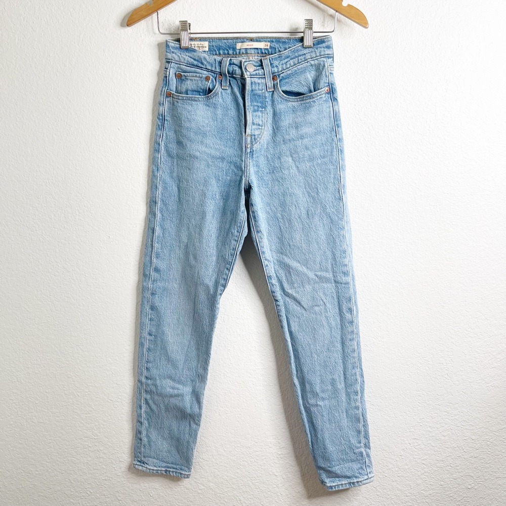 Levis Premium Wedgie Icon Jeans Light‎ Wash Blue High Rise Straight Leg Size 24